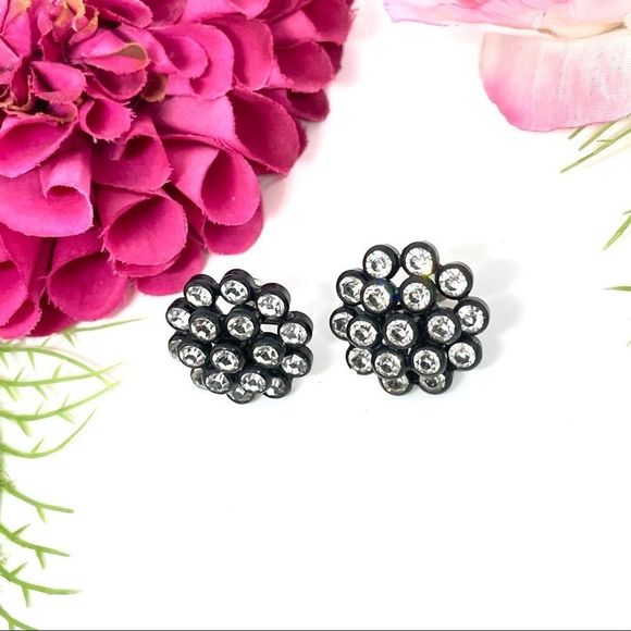 VINTAGE⚜️Clustered Crystal Black Clip Earrings - Picture 4 of 7